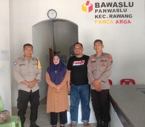 Personel Polsek Kota  Kisaran Sambang Kantor Panwaslu Kecamatan Rawang Panca Arga