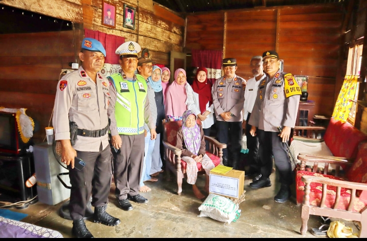 Pasca Longsor Rumah Warga, Kapolres Padangsidimpuan AKBP Dudung Setyawan Berikan Bantuan ke Sitamiang Baru