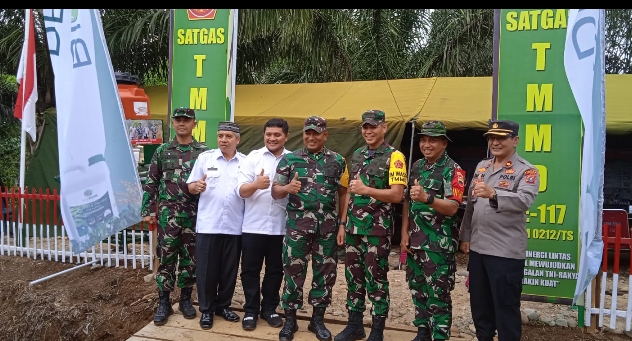 Dansatgas Letkol Inf Amrizal Nasution Sambut Kunjungan Tim Wasev Mabes TNI bersama Danrem 023/KS,  Tinjau TMMD ke-117 dan Bagikan Bansos