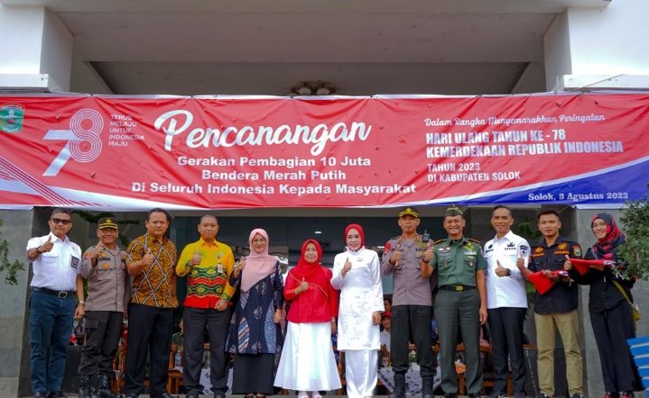 Pemda Solok Bagikan 1.730  Bendera Merah Putih ke Warga