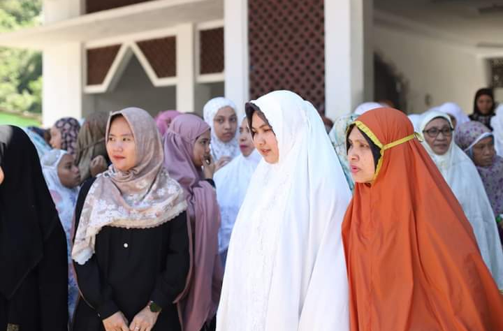Pemkab Madina Berduka, Atika Nasution Bersama Puluhan Ribu Santri Shalat Jenazah Almarhumah Hj. Zahara Hannum Lubis