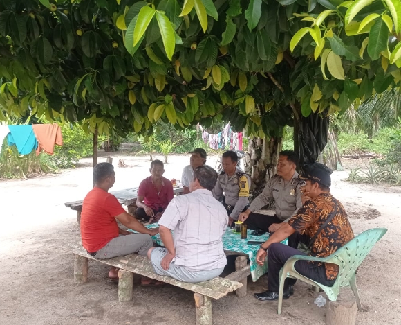 Personil Polsek Bandar Pasir Mandoge Jumat Curhat di Suka Makmur