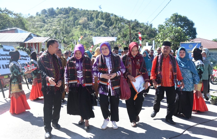 Masuki 7 Besar, Bupati Tapsel Dolly Pasaribu Harap Desa Aek Sabaon Dapat Raih Prestasi di Tingkat Provsu
