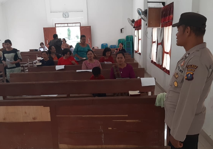 Personel Polsek Prapat Janji Khotbah Minggu Kasih Untuk Kamtibmas
