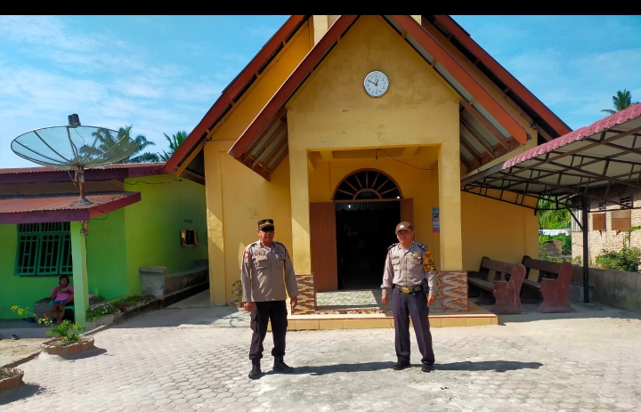 Personel Polsek Simpang Empat Patroli dan Monitoring Kebaktian umat Nasrani
