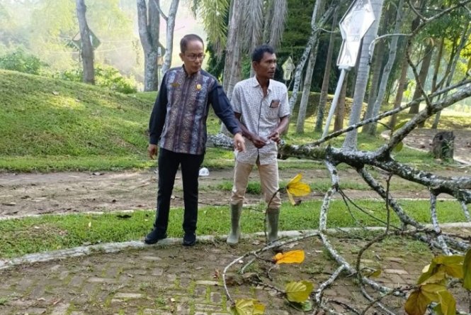 Sekretaris DLH Kota Solok  Monitoring Kebersihan Taman Kalumpang
