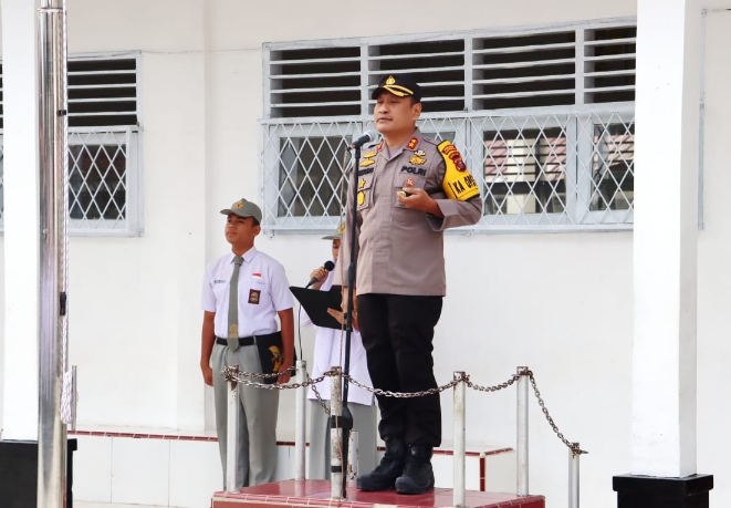 Jadi Inspektur Upacara di SMAN 1 Padangsidimpuan, AKBP Dudung Setyawan : Jadilah Pelopor Tunas Terbaik Bangsa