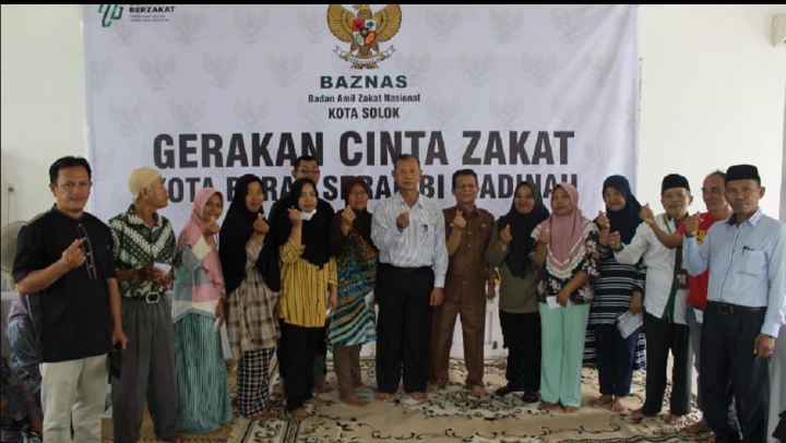 BAZNAS Kota Solok Serahkan Bantuan Pendidikan