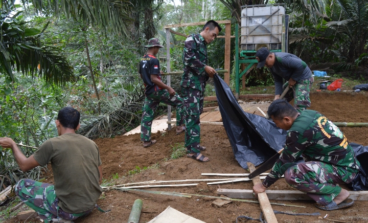 Jelang Penutupan, Satgas TMMD ke-117 Kodim 0212/TS Perbaiki Poskotis Guna Tingkat Sarana dan Aksesibilitas