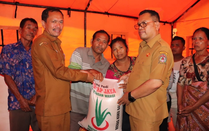 Bupati Toba Serahkan Bantuan Tali Asih Korban Kebakaran di Lumbanjulu