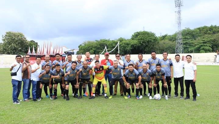 Wali Kota Zul Elfian Umar Menonton Pertandingan Sepakbola  Pemko Solok vs Sawahlunto