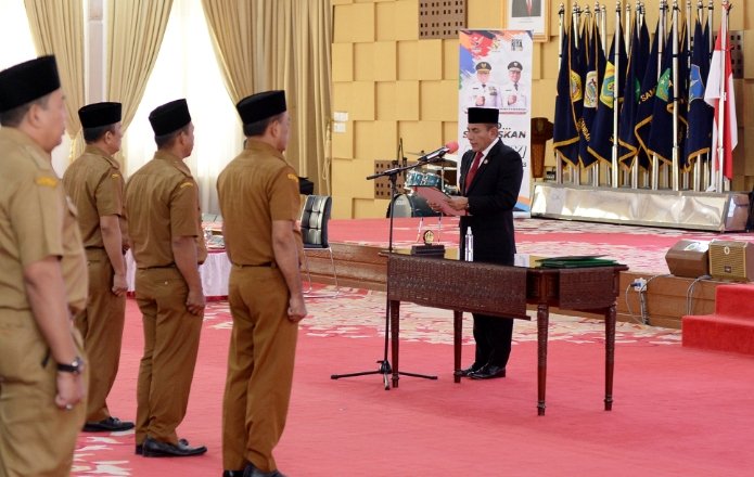 Lantik 10 Kepala SMA/SMK, Gubsu Larang Kepsek Libatkan Siswa dan Sekolah di Politik Praktis