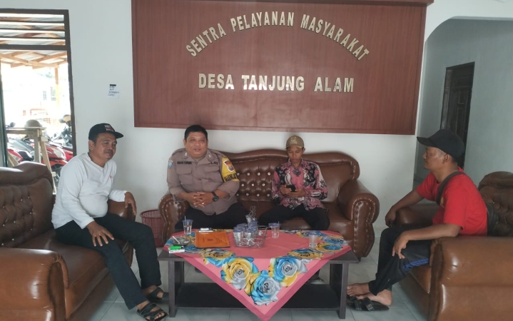 Bhabinkamtimas Polsek Air Batu Bertatap Muka dengan Warga Dusun III Sampaikan Pesan Kamtibmas