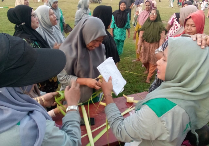 Melihat Keseruan Jelang HUT RI di Desa Tabuyung, Madina, Ibu-ibu Main Bola, Dangdut Hingga Lomba Mengenyam Ketupat
