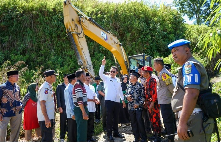 Anggota DPR RI Bersama Bupati Solok Kunjungi Pembangunan Jalan Kapujan Rimbo Data