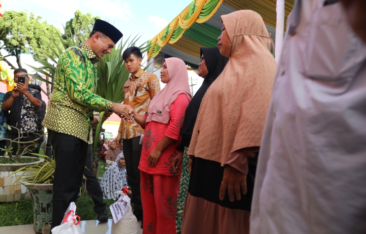 Dampingi Walikota Bagikan Zakat ASN, Musa Rajekshah Harapkan Penerima Terus Bertambah