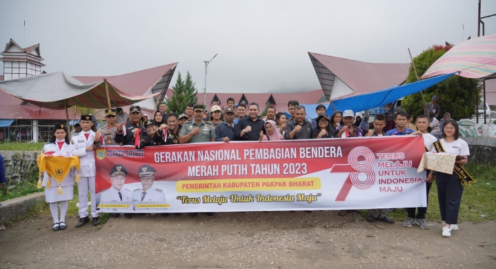 Menyambut HUT RI Yang Ke 78 Tahun, Bupati Pakpak Bharat Bagikan Bendera Merah Putih