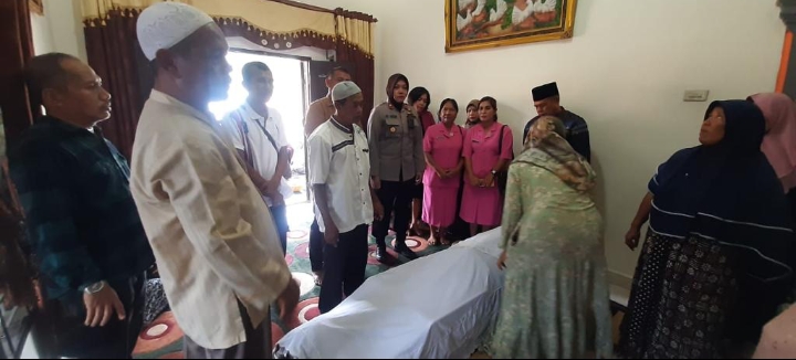 Istri Anggota Meninggal Dunia, Waka Polres Asahan Melayat ke Rumah Duka
