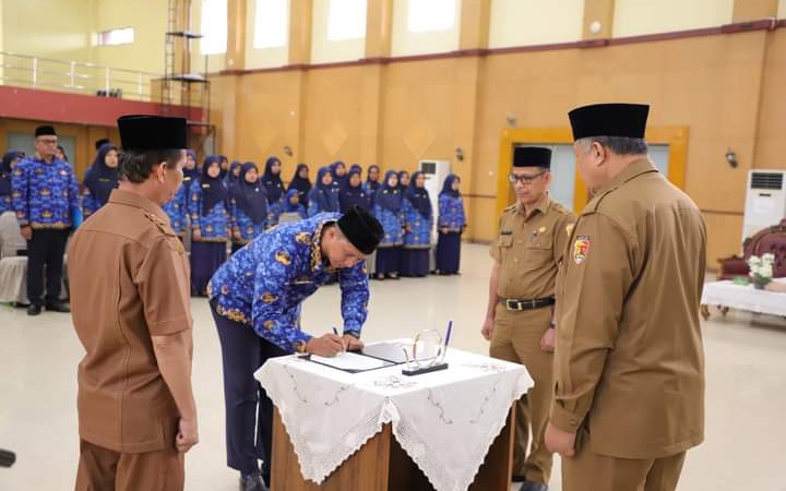 Wali Kota, Zul Elfian Umar Serahkan 37 Surat Keputusan