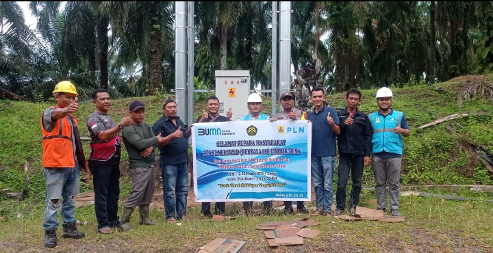 Bhabinkamtibmas Polsek Bandar Pulau Ikut Sukseskan Pembangunan Jaringan PLN