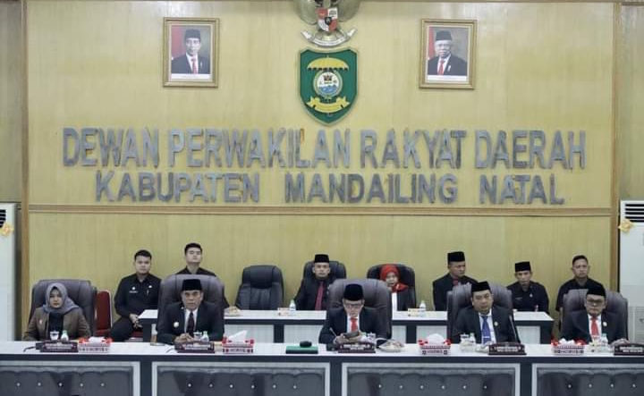 Bupati Madina Sukhairi Nasution Bersama Ketua DPRD Erwin Lubis Beserta Jajaran Simak Pidato Kenegaraan Presiden RI di Gedung Paripurna