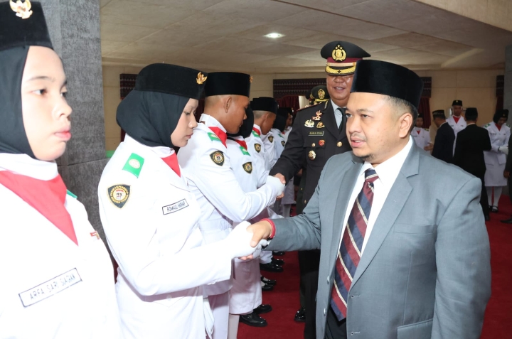 Bupati Tapsel Kukuhkan 68 Anggota Paskibra,Dolly Pasaribu : Jangan Sampai Hal yang Kecil Terabaikan