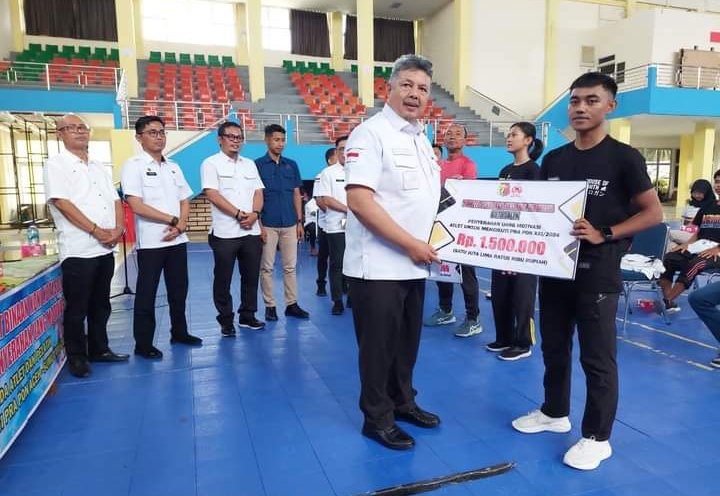 Wako Solok Serahkan Uang Saku 30 Atlit Ikuti Pra PON dan Seleksi PON