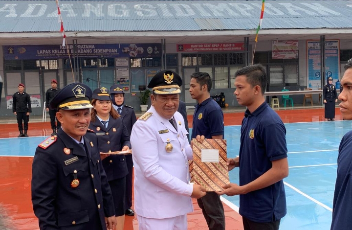 Wali Kota Padangsidimpuan Serahkan Remisi Umum ke Warga Binaan Lapas Kelas II B Padangsidimpuan Kanwil Kemenkumham Sumut
