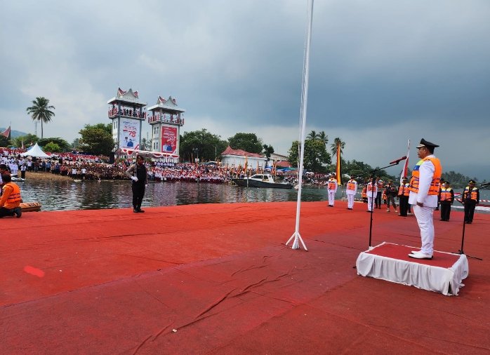 Berbeda Dari Daerah Lain, Pemkab Solok Gelar Pengibaran Bendera Merah Putih di Danau Singkarak Secara Terapung