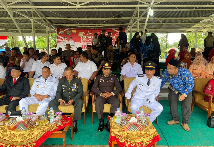 Personel Polsek Air Batu Menghadiri Upacara Detik-detik Proklamasi