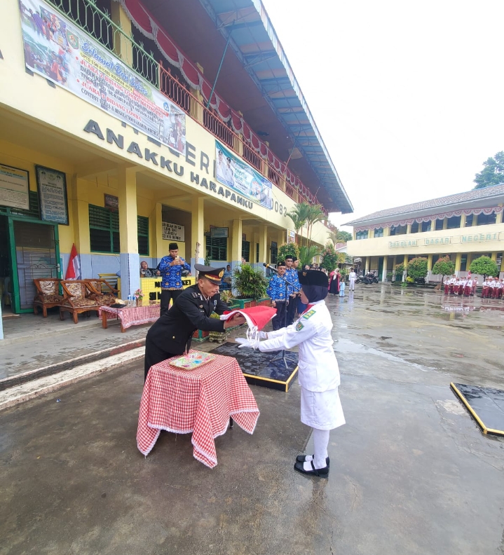 Peringatan HUT RI Ke 78, Ipda Syamsul Bahri Jadi Pembina Upacara di SDN Negeri 010083