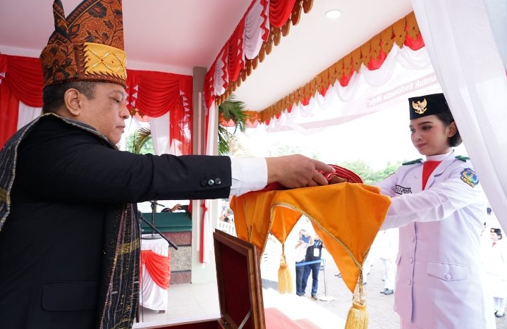 Pimpin Upacara, Pj.Wako Pakaian Adat Simalungun,H UT Kemerdekaan RI 78 Tahun di T. Tinggi Khidmat