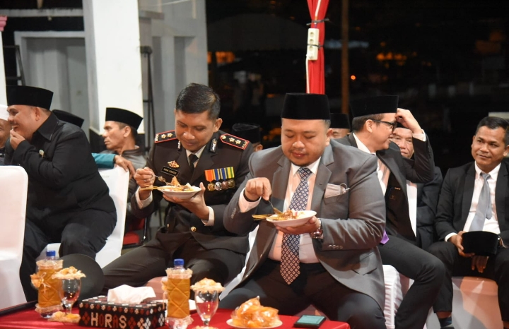 Bupati Tapsel dan Forkopimda Terlihat Kompak Menikmati Makan Sate Gerobak