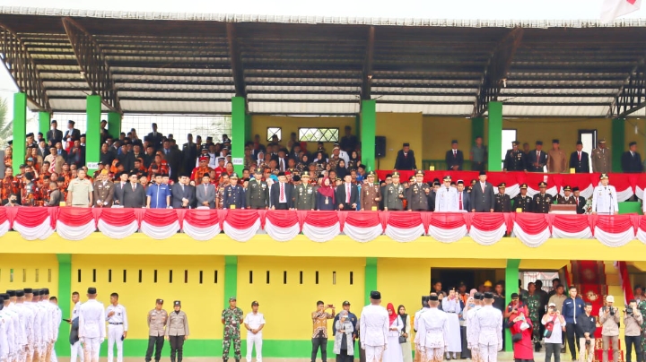 Bersama Forkopimda dan Seluruh Personel Polres Padangsidimpuan, AKBP Dudung Setyawan Hadiri Upacara HUT RI Ke-78 di Stadion HM. Nurdin.