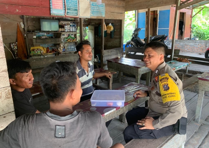 Bhabinkamtibmas Polsek Sei Kepayang Door to Door Kerumah Warga