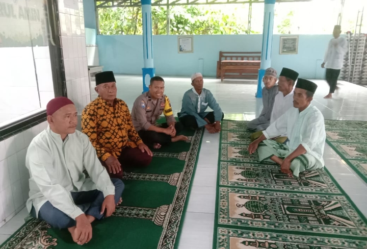 Bhabinkamtibmas Polsek Kota Kisaran Jumat Curhat di Masjid Nurul Amin