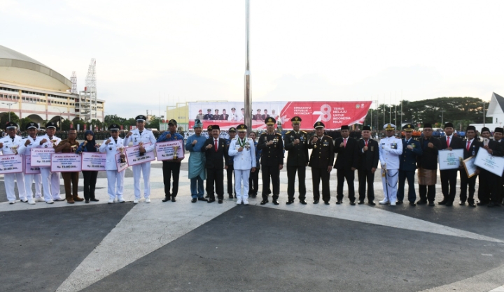 Gubsu Serahkan Hadiah kepada Desa/Kelurahan dan Â BUMDes Terbaik Tingkat Provinsi Sumut