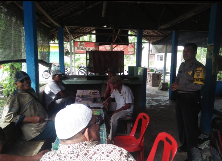 Bhabinkamtibmas Polsek Air Joman Sambang Warung Kopi Ibu Juri