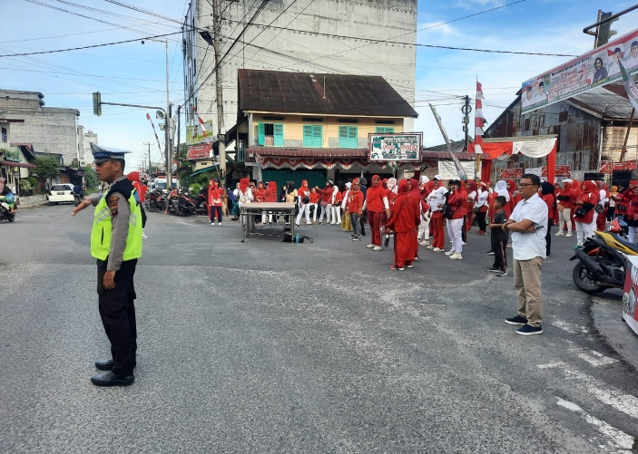 Personel Polres Asahan Lakukan Pengamanan Senam Sehat di Kantor Sekretariat DPP PPMA