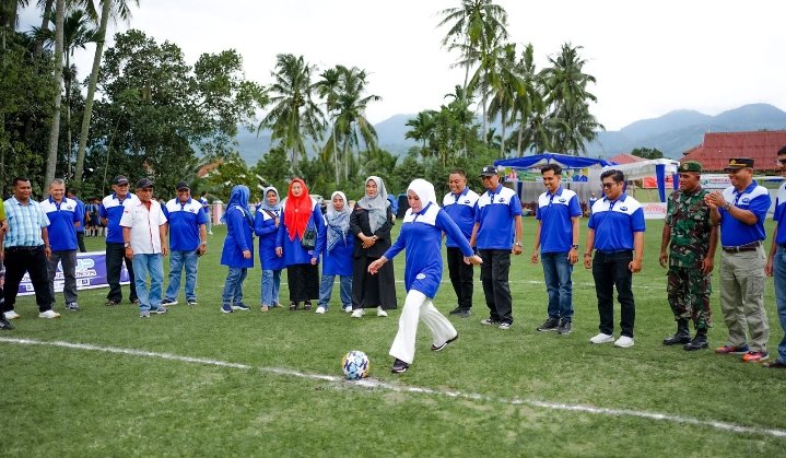 Bupati Solok Diwakili oleh Kadis Pendidikan dan Olah Raga Membuka Turnamen Bola Kaki DES CUP 2023