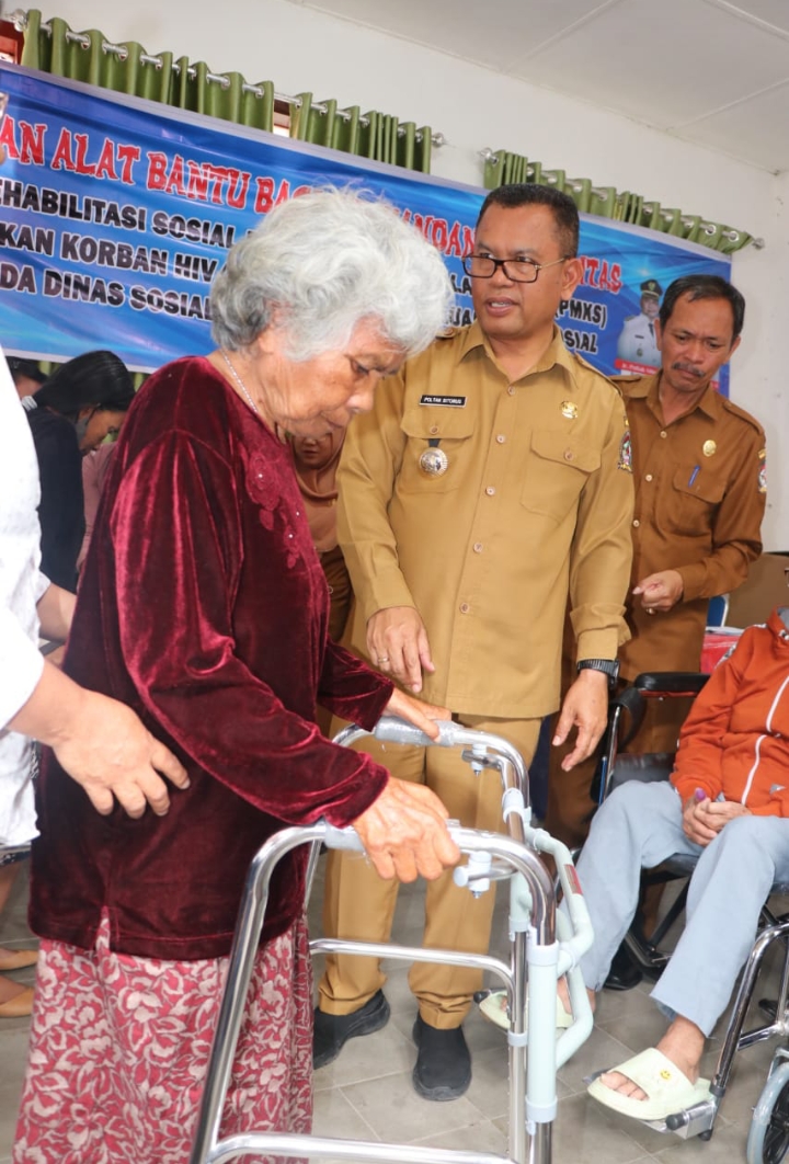 Pemkab Toba Berikan Alat Bantu Penyandang Disabilitas