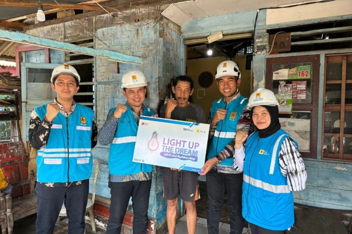 41 Keluarga Kurang Mampu Dapat Kado Sambungan Listrik Gratis PLN Pada HUT ke 78 RI