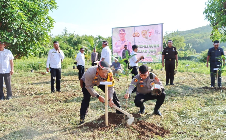Bersama Forkopimda Padangsidimpuan AKBP Dudung Setyawan Serentak Tanam 1.000 Pohon