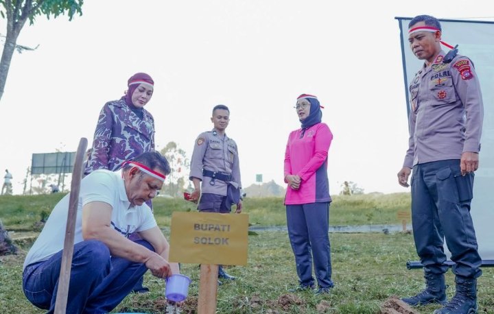 Bupati Solok bersama Kapolres Solok Ikut Lakukan Penanaman Pohon Serentak