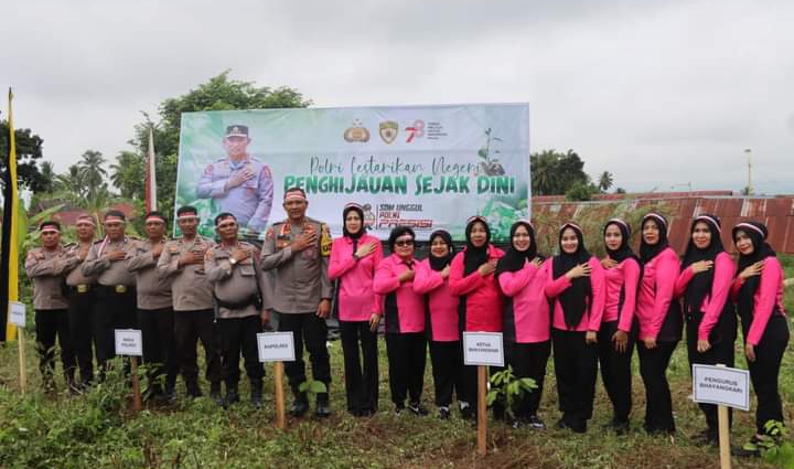 Polres Madina Tanam Pohon Serentak, Ini Keterangan Kapolres AKBP Reza CAS