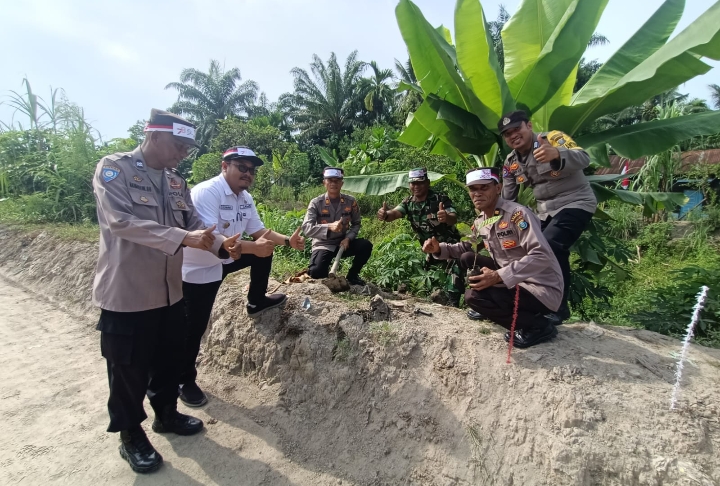 Kapolsek Air Joman Bersama Personil Tanam Pohon dalam rangka HUT RI-78