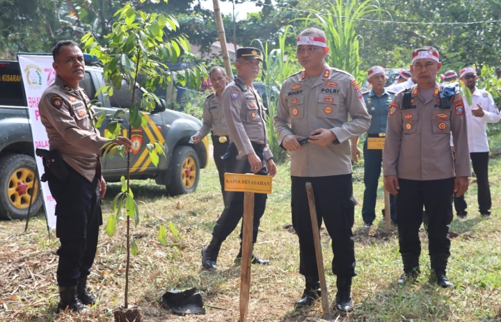 Kapolres Asahan Bersama Forkopimda Laksanakan Penanaman Pohon â€œPolri Lestarikan Negeri Penghijauan Sejak Diniâ€