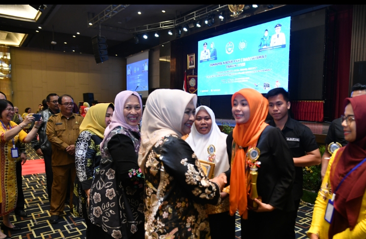 Nawal Lubis Serahkan Piala Pemenang Lomba Jambore Dasawisma 2023, Kabupaten Batubara Juara Umum