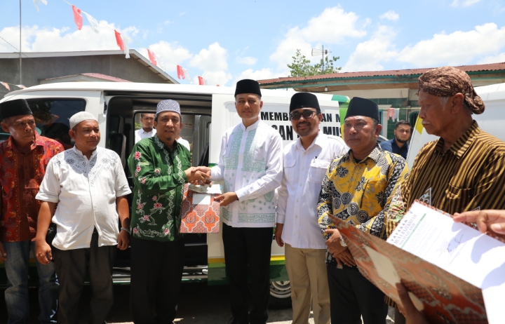 Ijeck Serahkan Mobil Ambulance dan Mobil Pembersih Mesjid GratisÂ  ke Ponpes Raudlatul Ulum Asahan