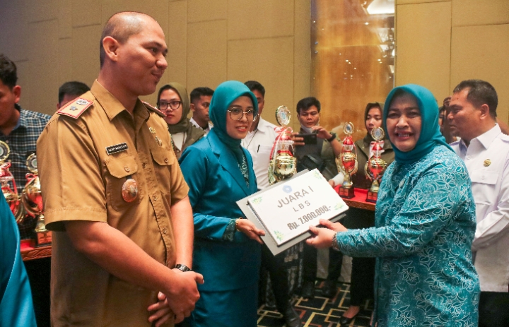 Serahkan Hadiah Pemenang Lomba HKG PKK dan HARGANAS 2023, Nawal Lubis Minta Kader PKK Terus Berbuat Sejahterakan Rakyat
